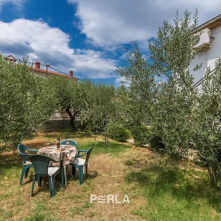 Apartment Sophie With Garden Near Beautiful Pula
